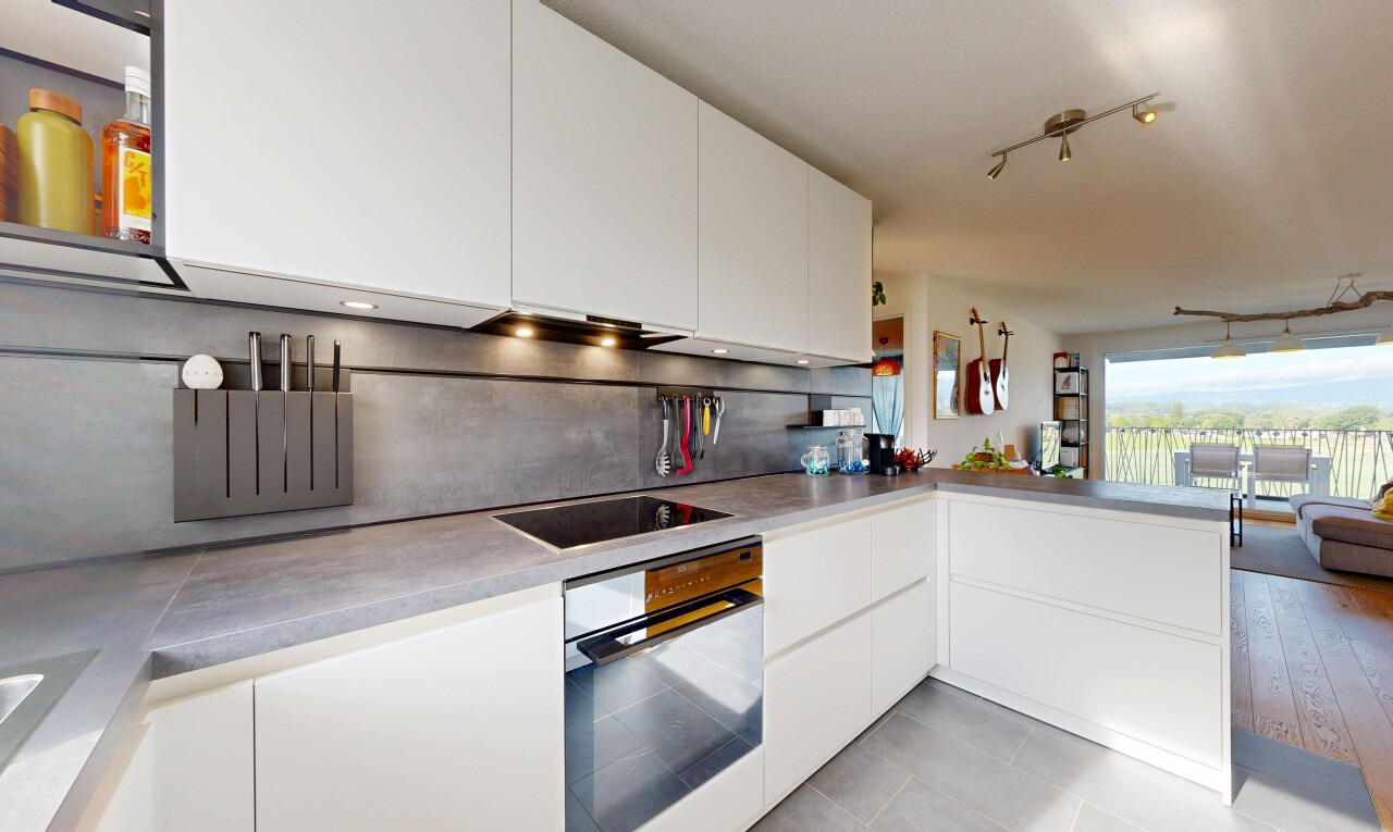 cuisine avec four, armoires blanches, white cabinets, inside property, et lumière naturelle