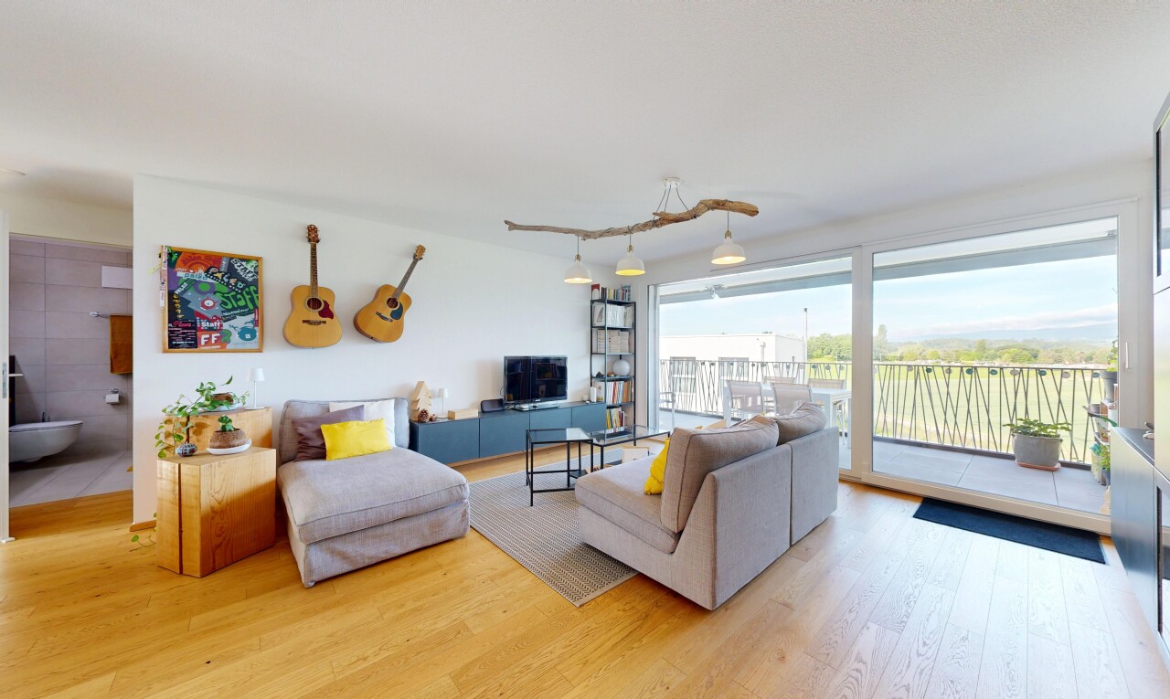salon avec inside property, sol en finition bois, wood finish floor, lumière naturelle, et natural light