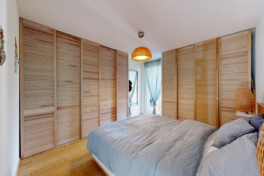 chambre avec deux placards, sol en finition bois, wood finish floor, inside property, et cloison sèche