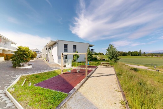 façade avec day time et boules (bocce)