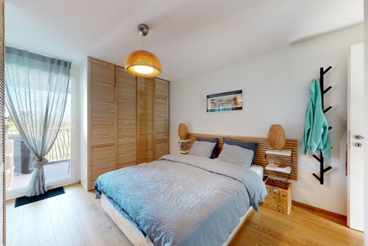 chambre avec sol en finition bois, wood finish floor, placard, cloison sèche, et drywall