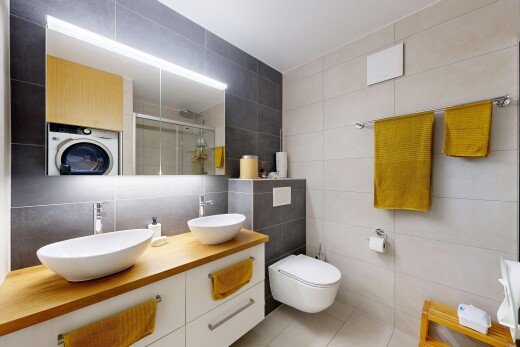 salle de bains avec salle de bain complète, mur en carrelage, tile wall, douche, et inside property