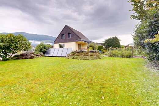 außenansicht mit overcast, property visible, solaranlage, und rasen