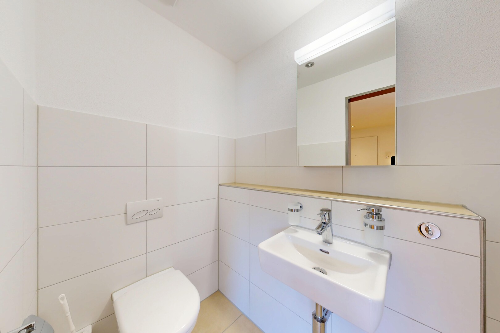 bad mit spiegel, inside property, waschbecken, gäste-wc, und fliesenwand