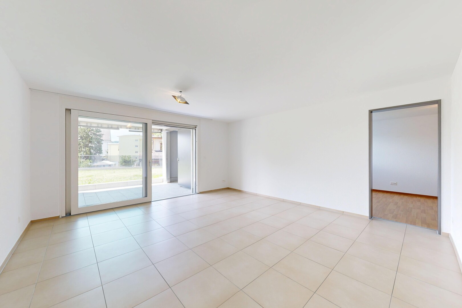 leerer raum mit light floor, inside property, natürliches licht, natural light, und gipskartonwand