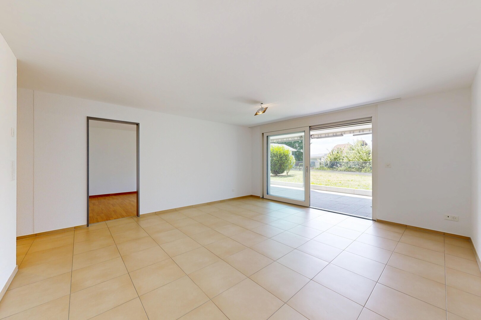 leerer raum mit inside property, natürliches licht, natural light, light floor, und gipskartonwand