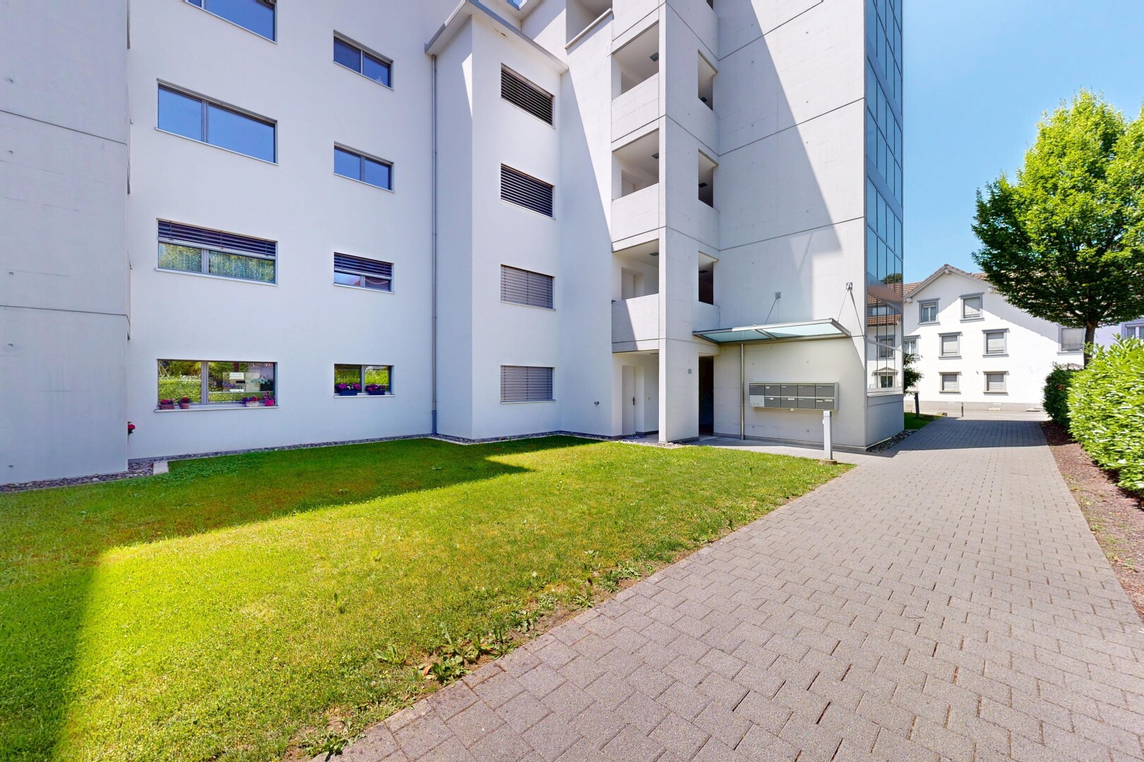 außenansicht mit apartment complex view, blick auf wohnanlage, from community, und day time