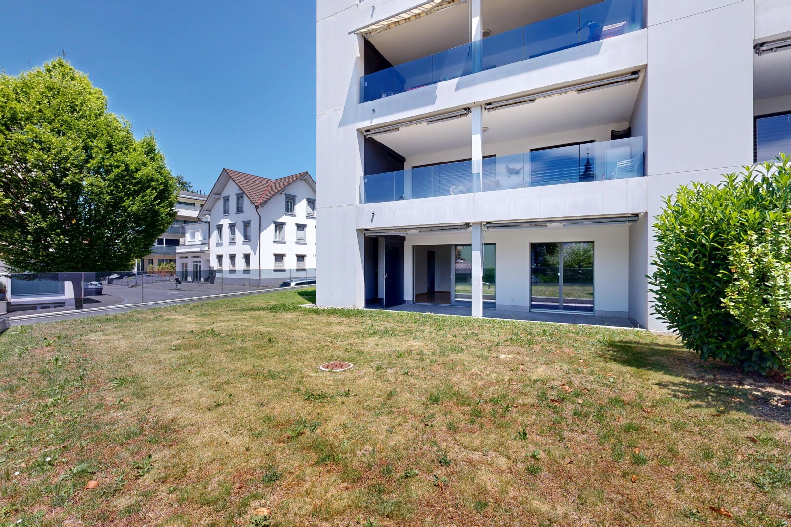 außenansicht mit apartment complex view, day time, rasen, from community, und balkon