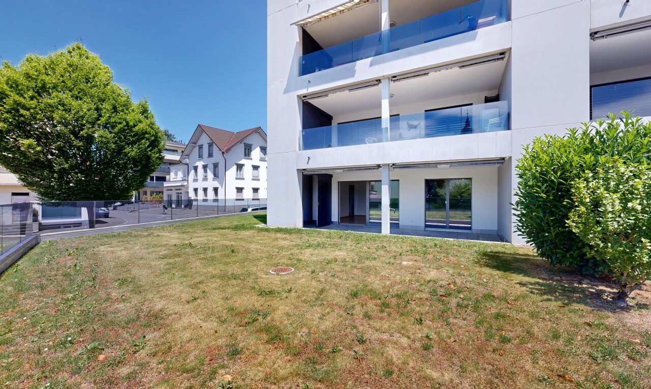 außenansicht mit apartment complex view, day time, rasen, from community, und balkon