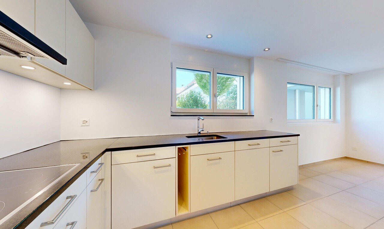 küche mit white cabinets, weiße schränke, dark countertops, arbeitsplatten, und light floor