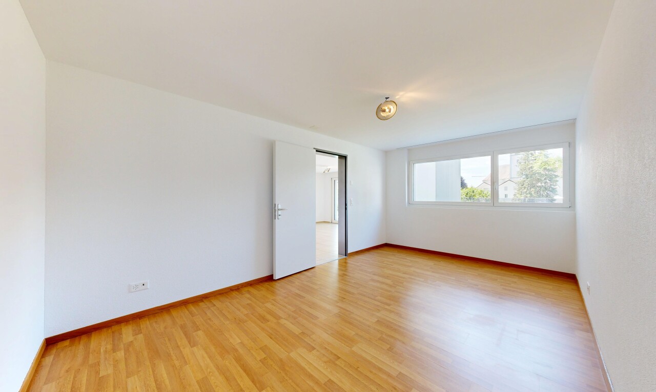 leerer raum mit natural light, natürliches licht, inside property, wood finish floor, und holzfußboden