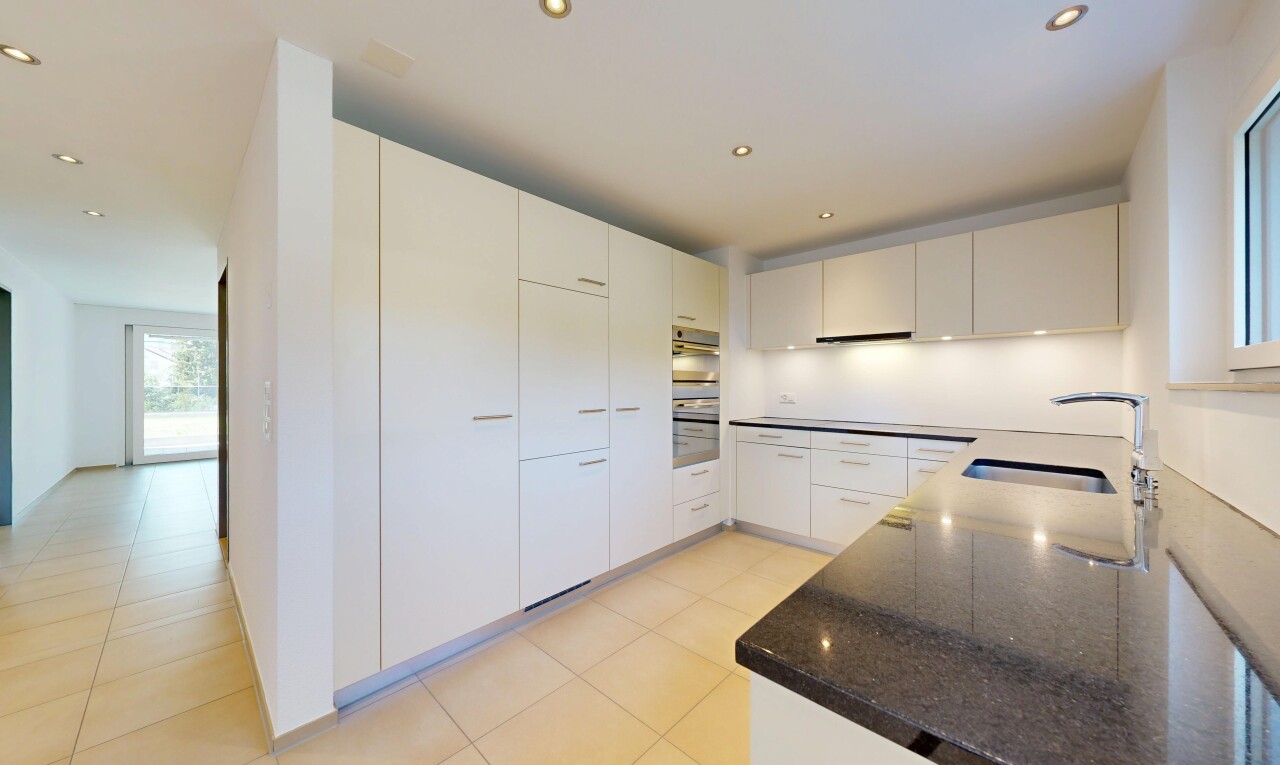 küche mit dark countertops, weiße schränke, white cabinets, inside property, und light floor