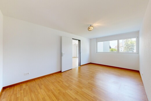 leerer raum mit natural light, natürliches licht, inside property, wood finish floor, und holzfußboden