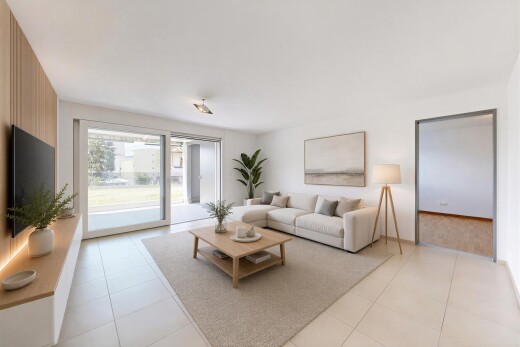 wohnzimmer mit fernseher, natürliches licht, natural light, inside property, und light floor