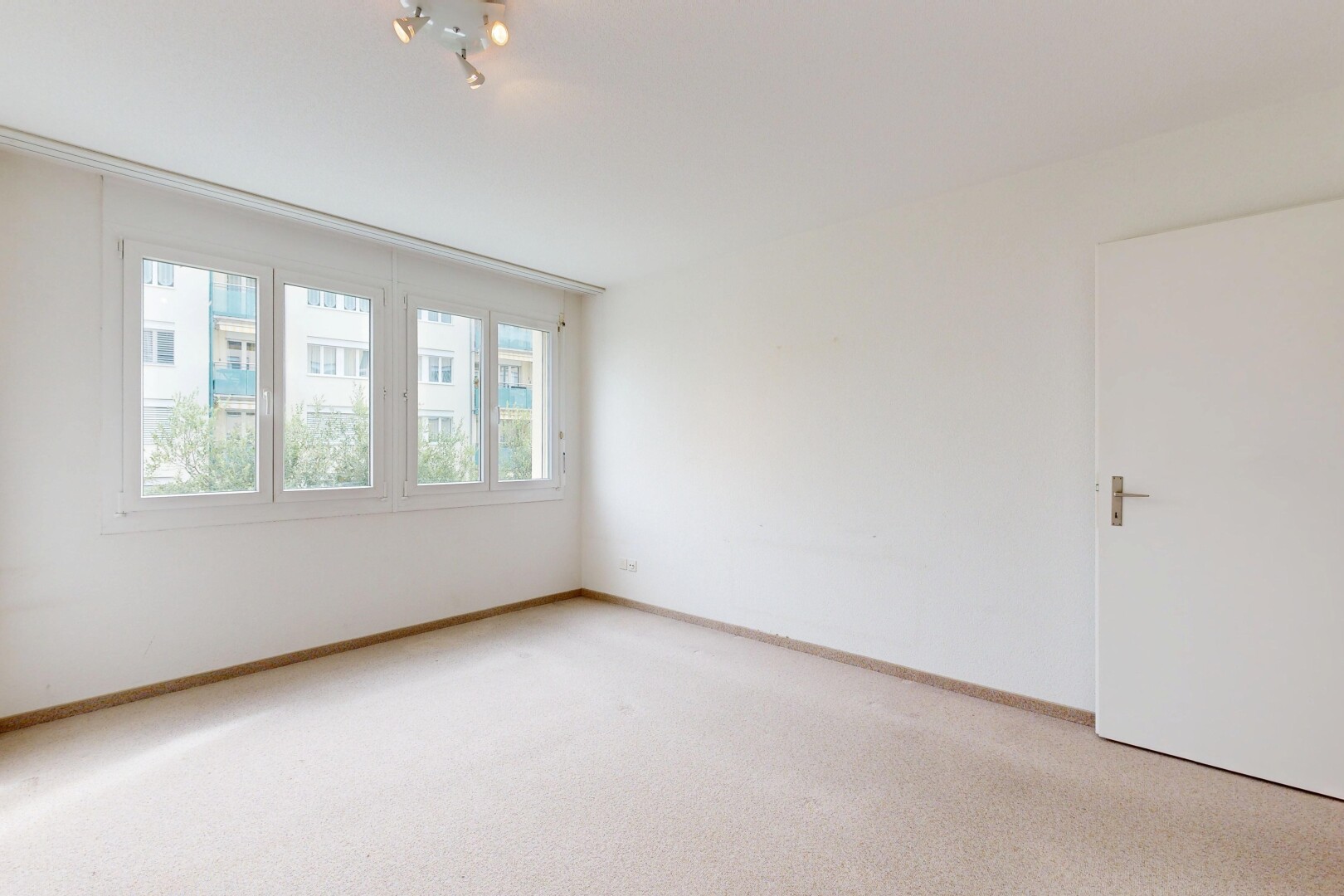 leerer raum mit drywall, gipskartonwand, carpet, teppich, und natural light