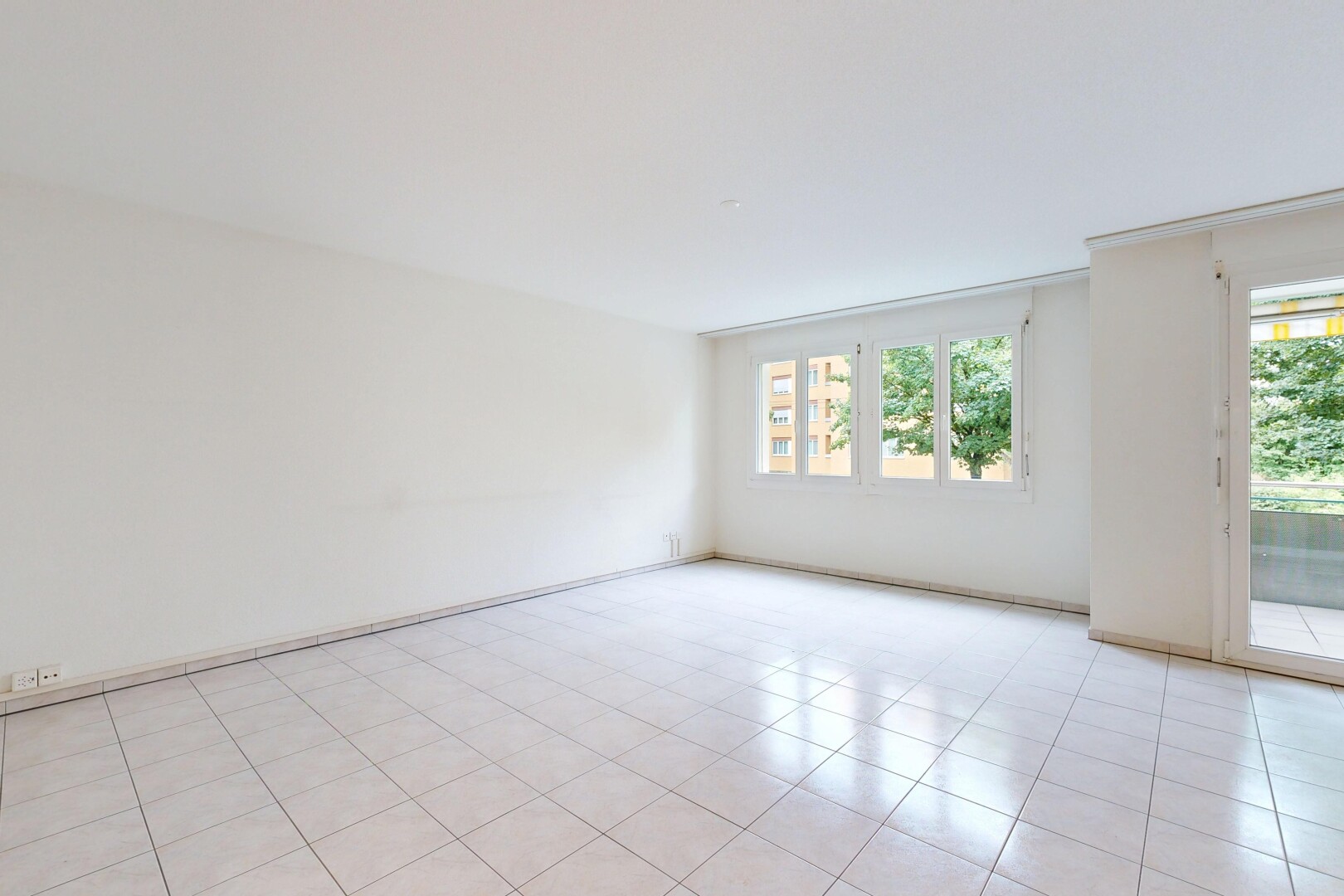 leerer raum mit gipskartonwand, drywall, inside property, natürliches licht, und natural light