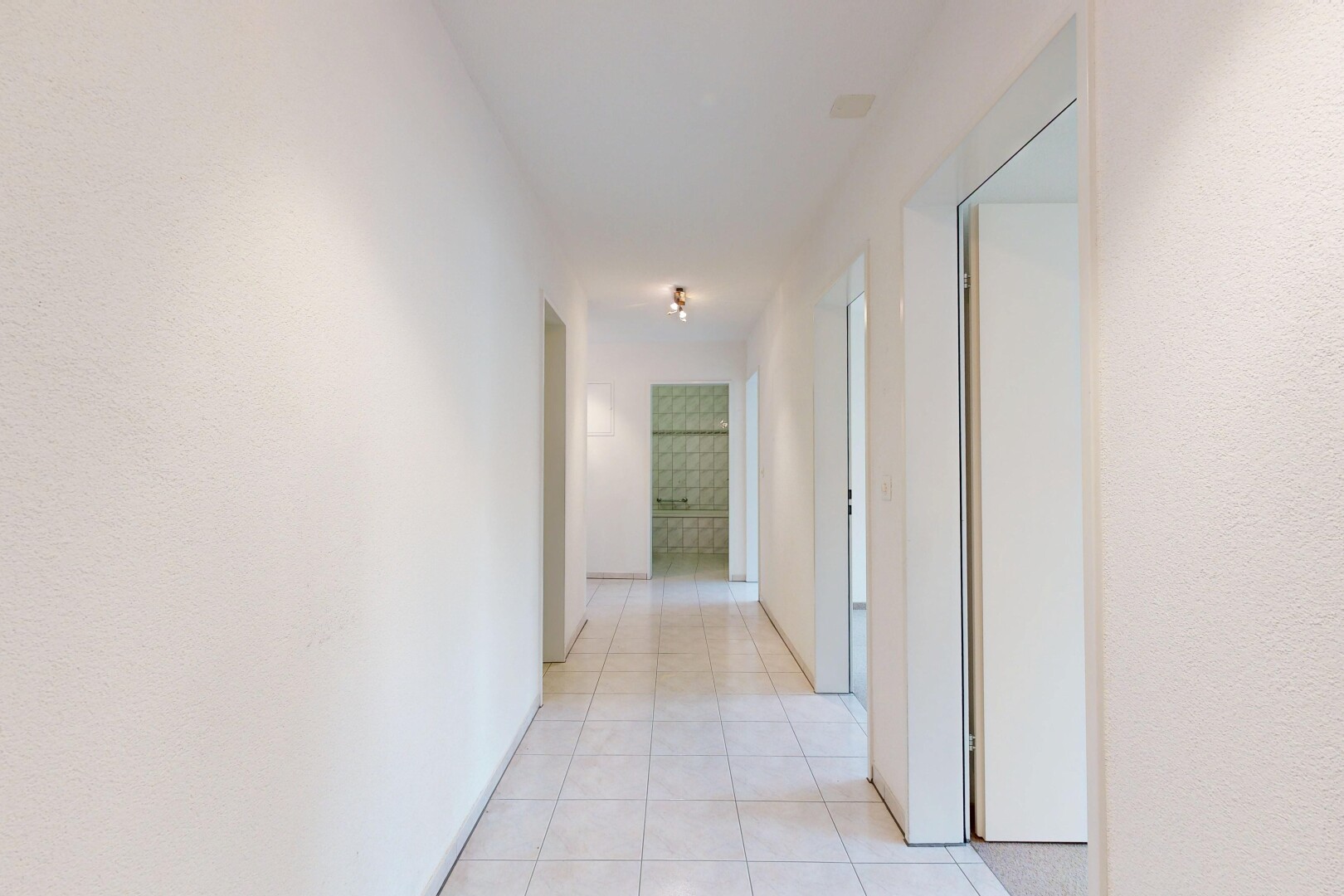 halle / korridor mit inside property, fliesenboden, tile floor, und light floor