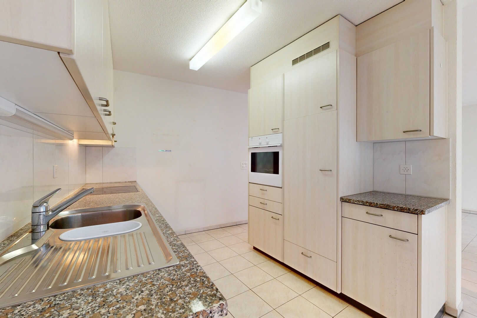 küche mit ofen, waschbecken, inside property, light floor, und fliesenboden