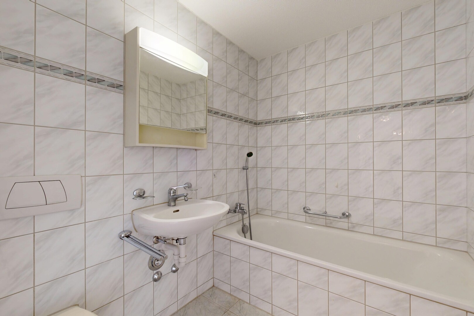 bad mit tile wall, fliesenwand, komplettes badezimmer, spiegel, und bad