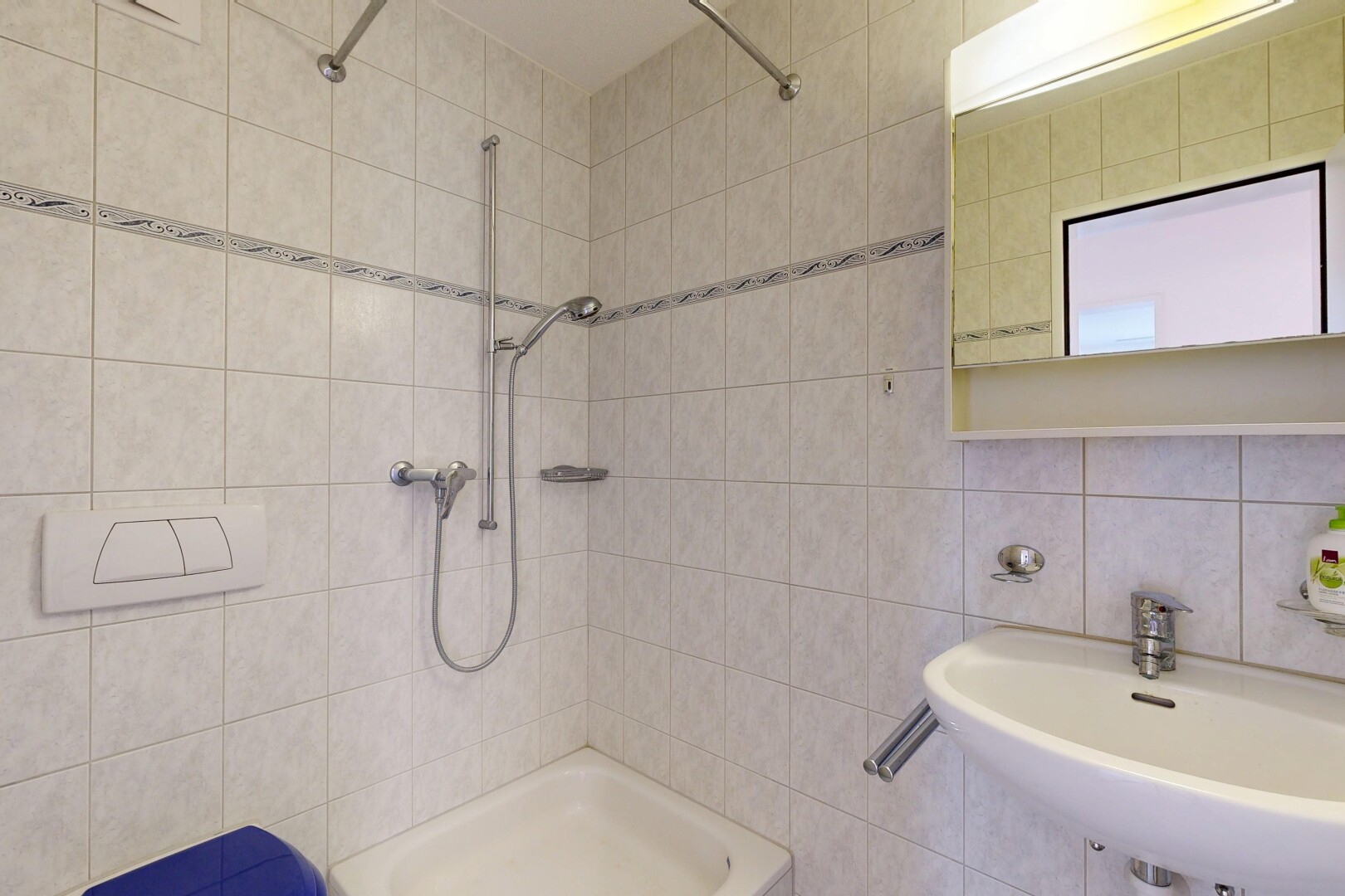 bad mit komplettes badezimmer, dusche, waschbecken, tile wall, und fliesenwand