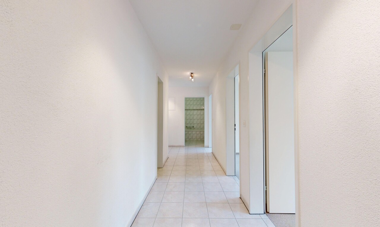 halle / korridor mit inside property, fliesenboden, tile floor, und light floor