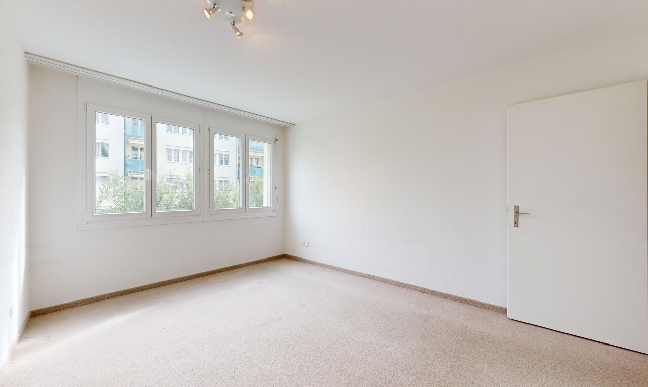 leerer raum mit drywall, gipskartonwand, carpet, teppich, und natural light