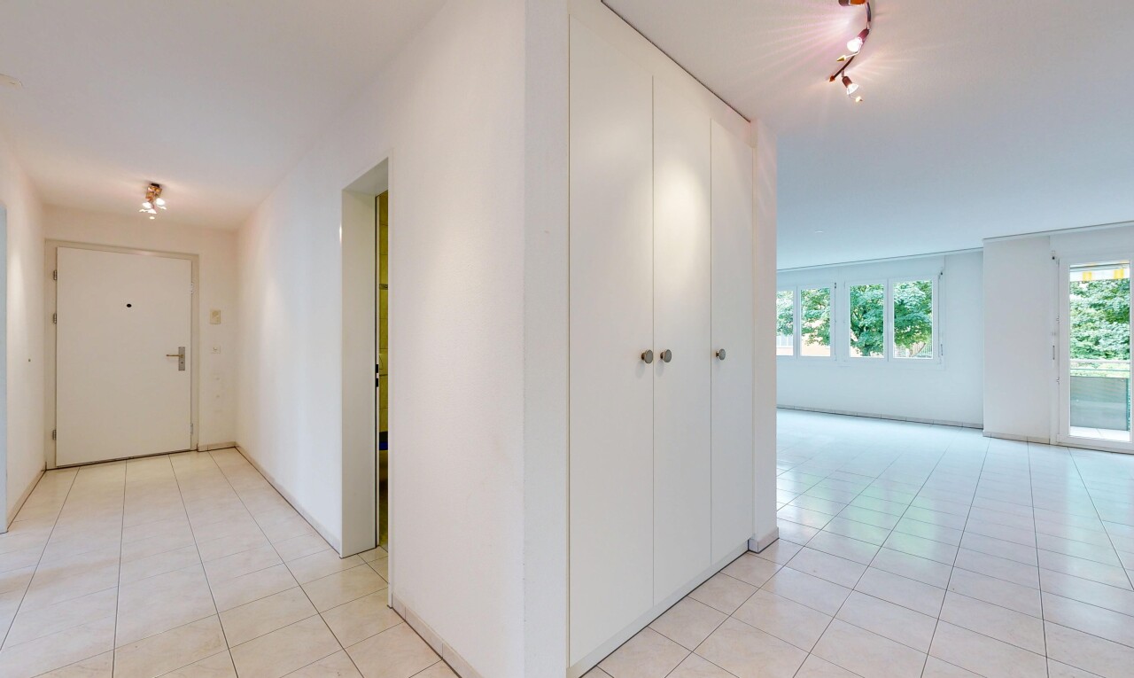 halle / korridor mit inside property, light floor, fliesenboden, tile floor, und gipskartonwand