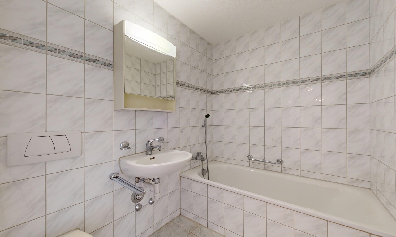 bad mit tile wall, fliesenwand, komplettes badezimmer, spiegel, und bad