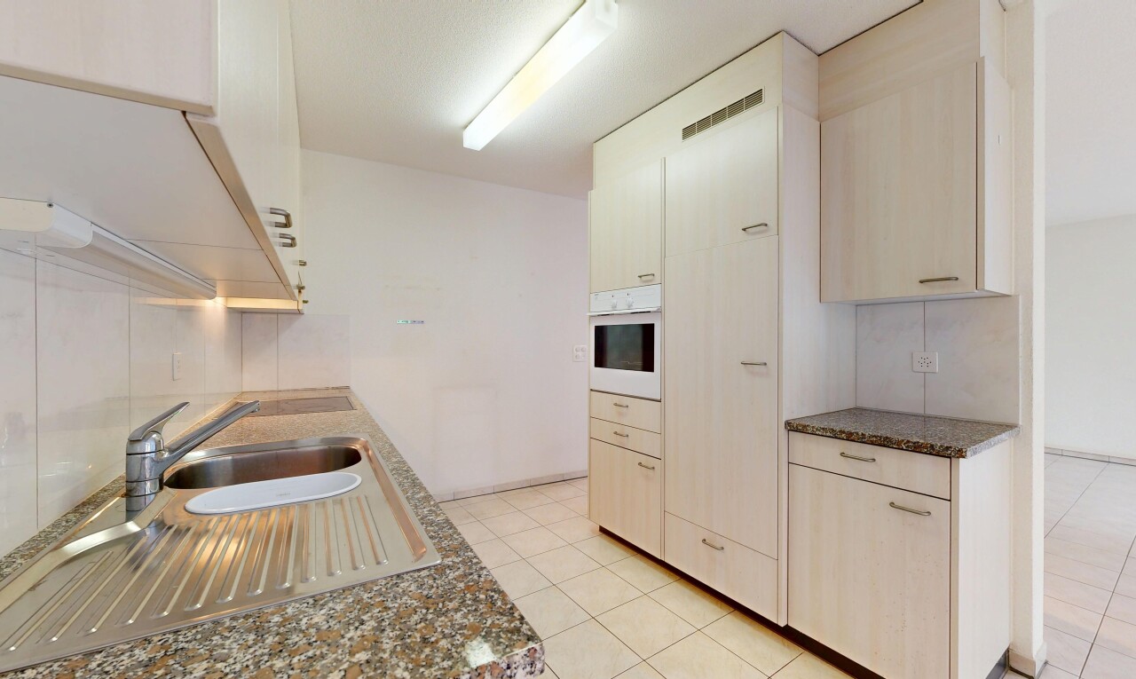 küche mit ofen, waschbecken, inside property, light floor, und fliesenboden