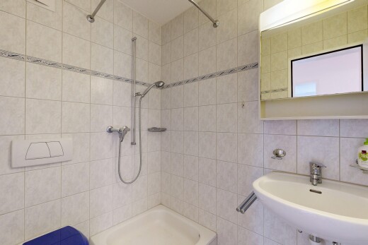 salle de bains avec salle de bain complète, douche, évier, tile wall, et mur en carrelage