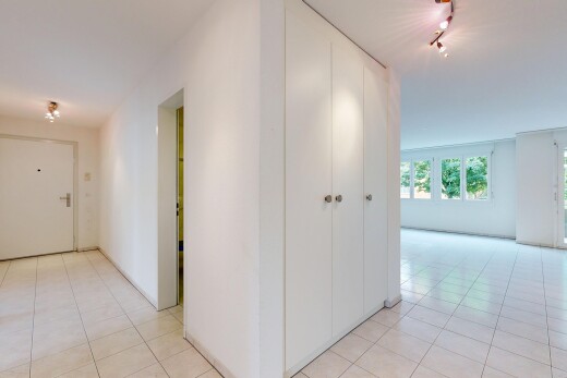couloir avec inside property, light floor, sol en carrelage, tile floor, et cloison sèche