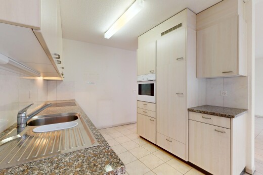 küche mit ofen, waschbecken, inside property, light floor, und fliesenboden
