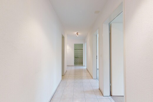halle / korridor mit inside property, fliesenboden, tile floor, und light floor