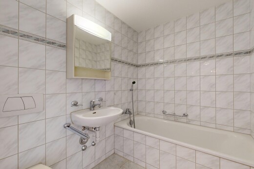 salle de bains avec tile wall, mur en carrelage, salle de bain complète, miroir, et bain