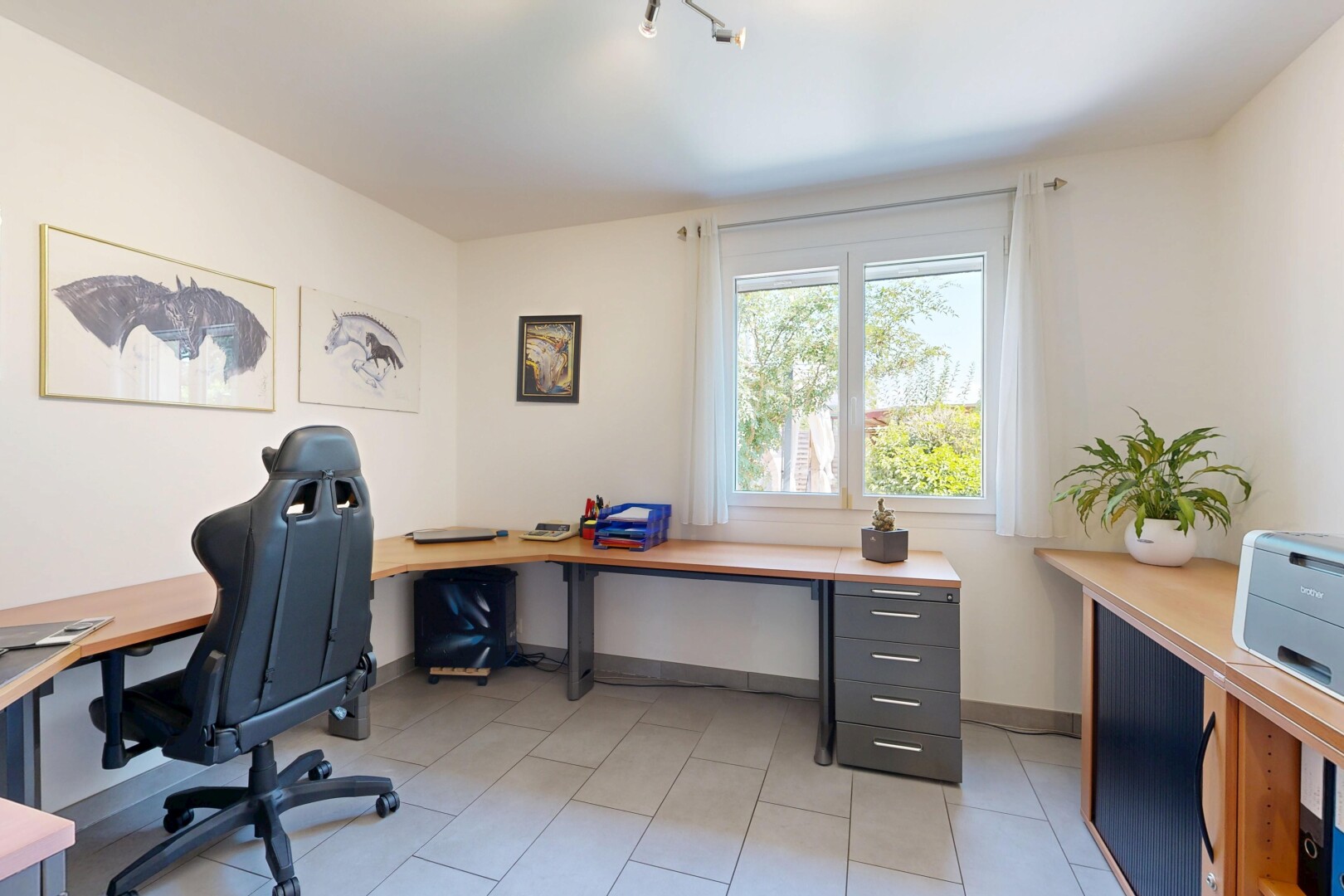 bureau avec cloison sèche, drywall, éclairage sur rail, light floor, et plinthes murales
