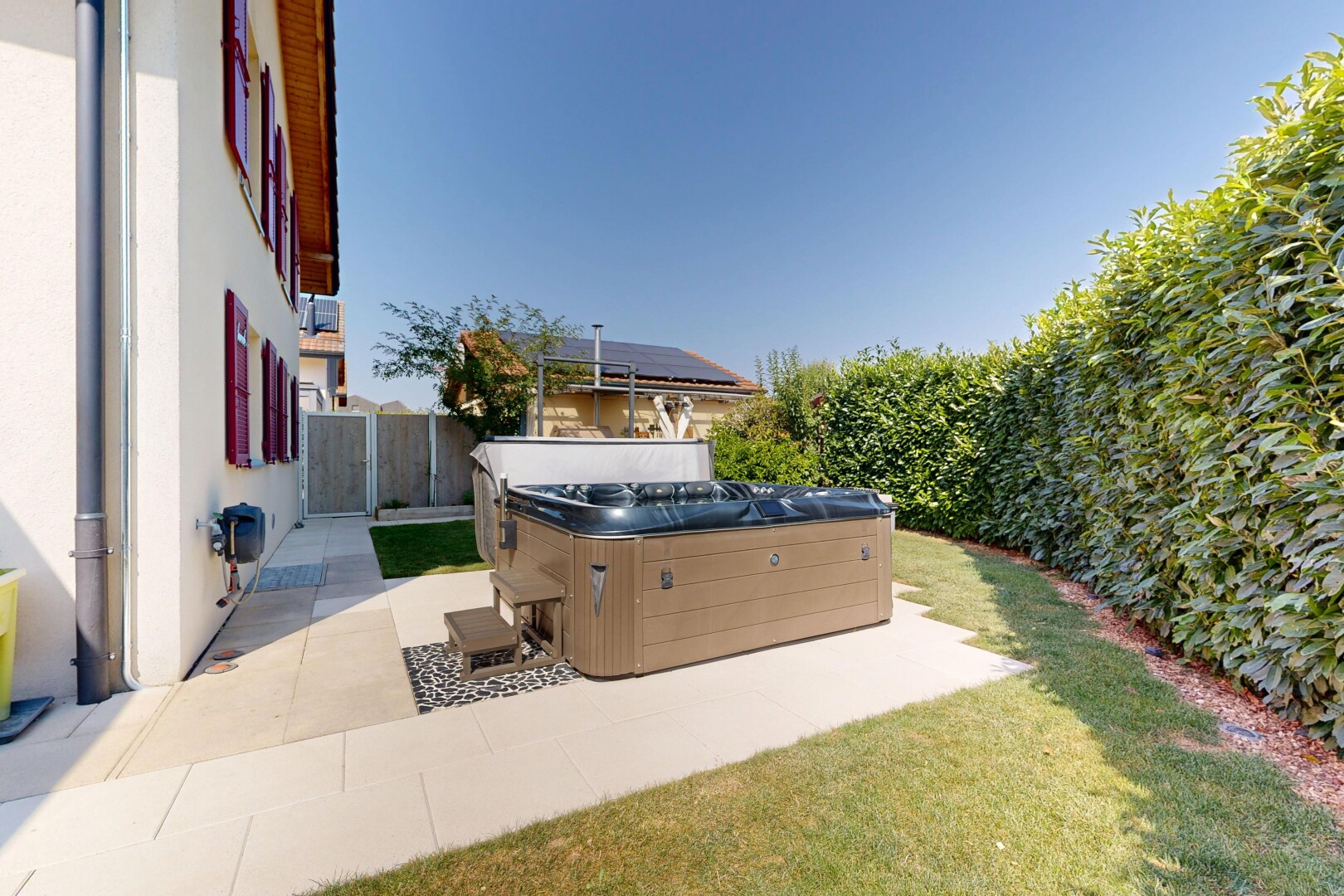 terrasse avec from property, bain à remous, day time, terrasse, et clôture