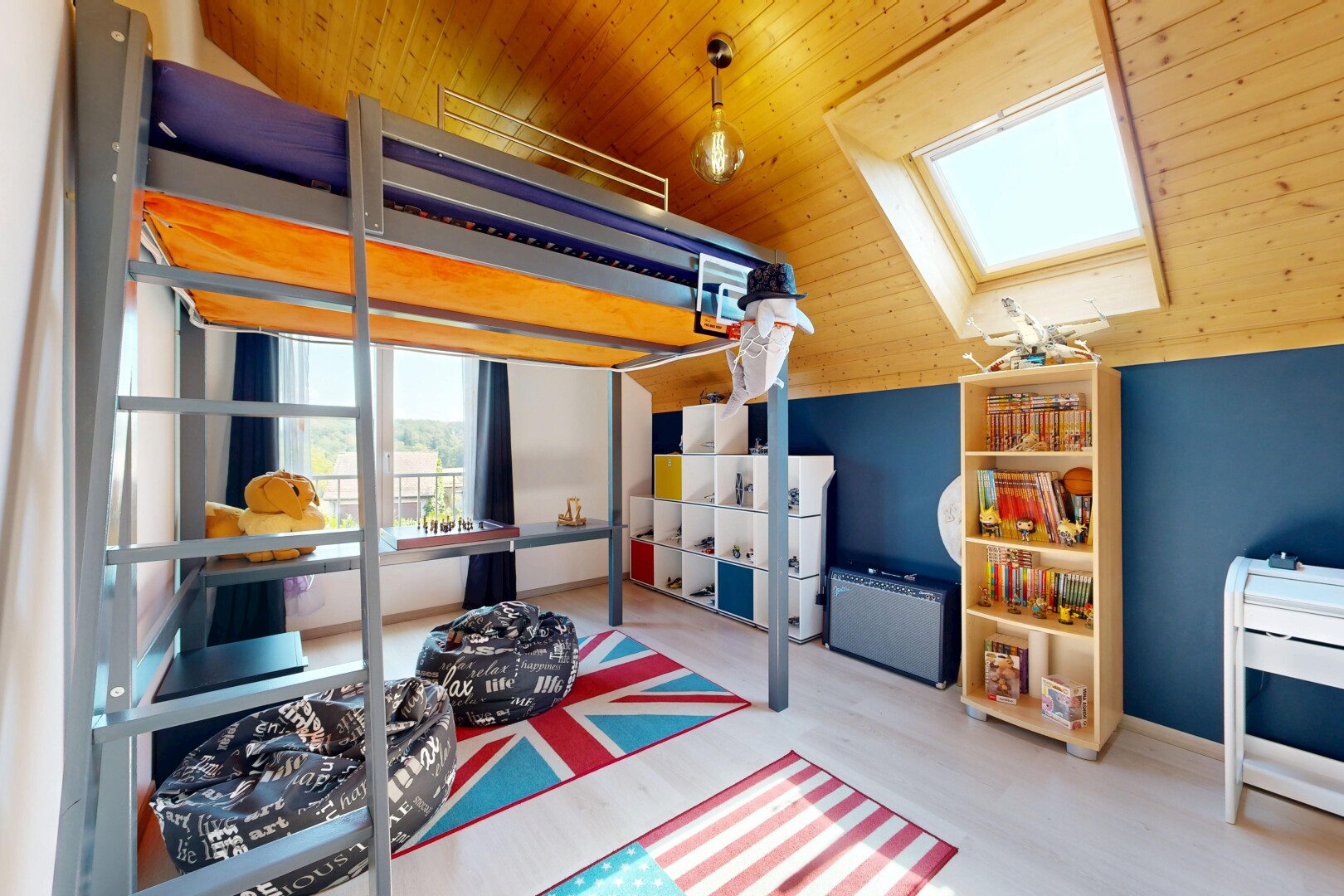 chambre avec plafond en bois, wood ceiling, plafond voûté, vaulted ceiling, et sol en finition bois