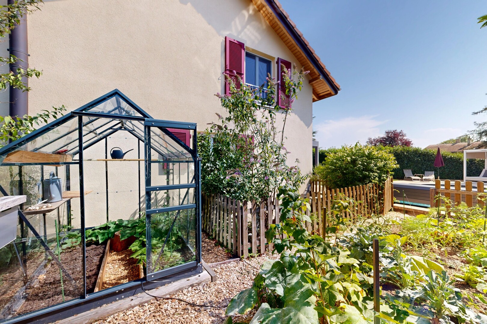 jardin avec serre, clôture, structure extérieure, property visible, et day time