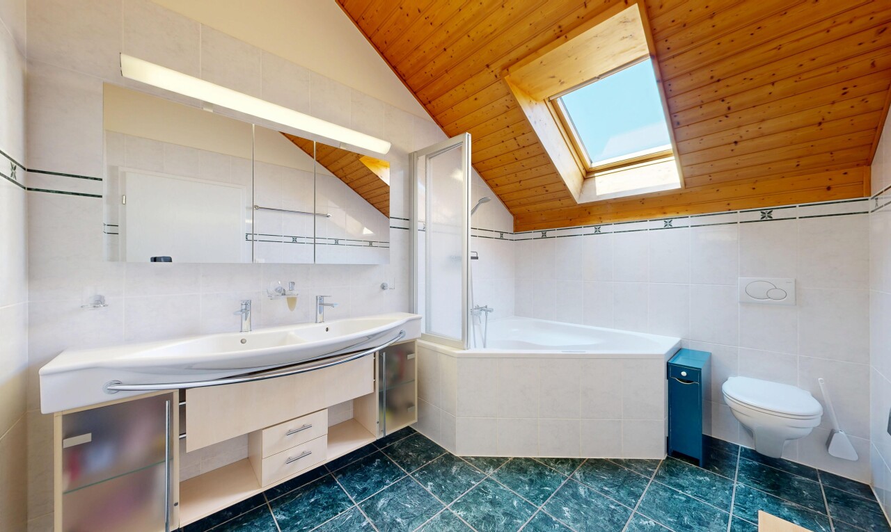 salle de bains avec salle de bain complète, wood ceiling, plafond en bois, tile wall, et mur en carrelage