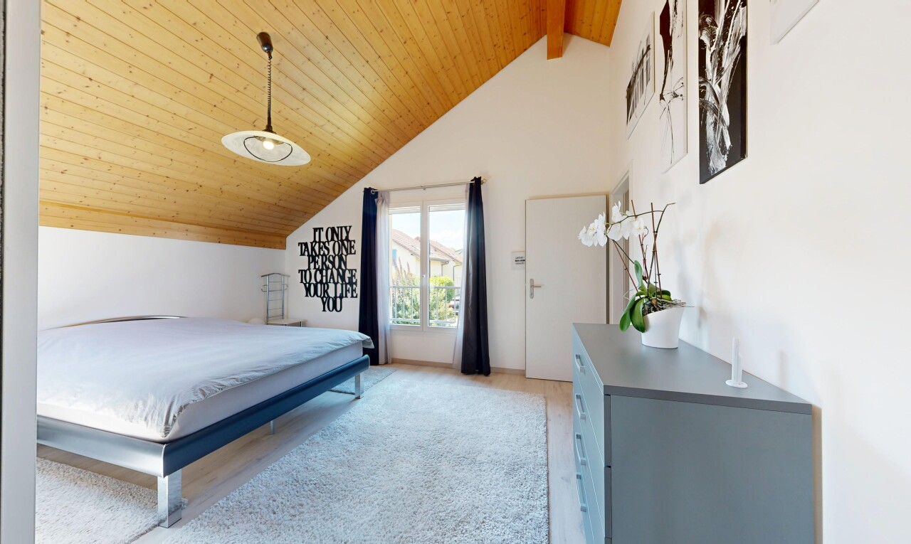 chambre avec high end ceiling, plafond voûté, vaulted ceiling, éclairage suspendu, et cloison sèche
