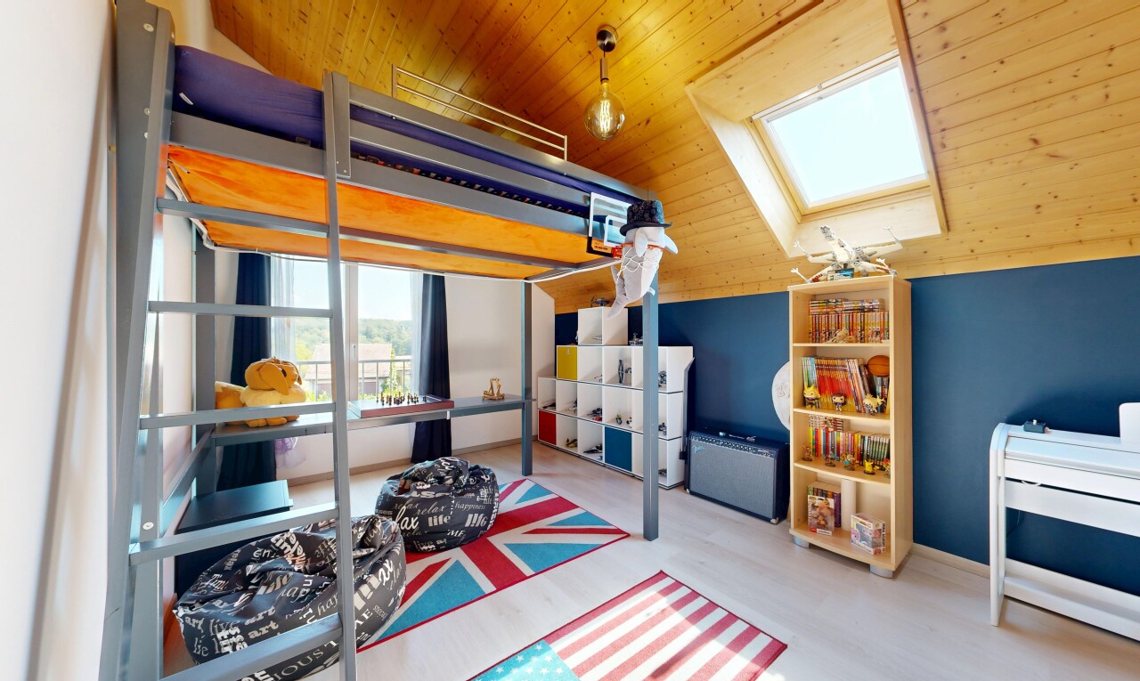 chambre avec plafond en bois, wood ceiling, plafond voûté, vaulted ceiling, et sol en finition bois