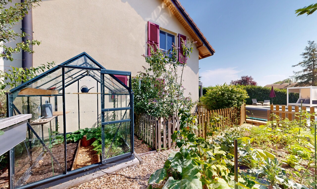 jardin avec serre, clôture, structure extérieure, property visible, et day time
