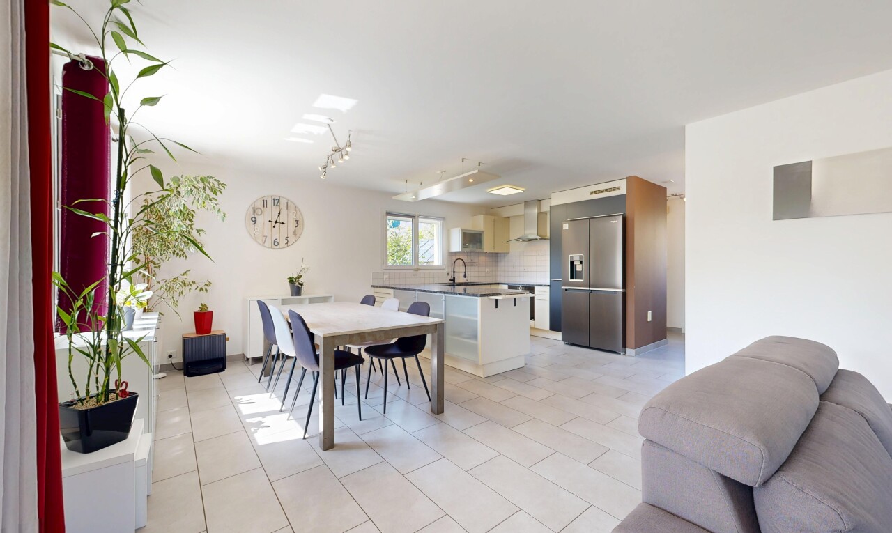 salon / salle à manger avec éclairage sur rail, light floor, full kitchen, drywall, et cloison sèche