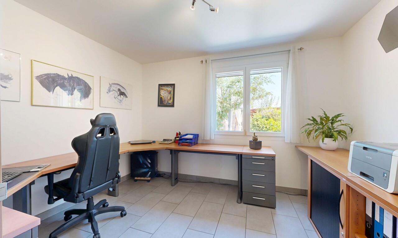 bureau avec cloison sèche, drywall, éclairage sur rail, light floor, et plinthes murales