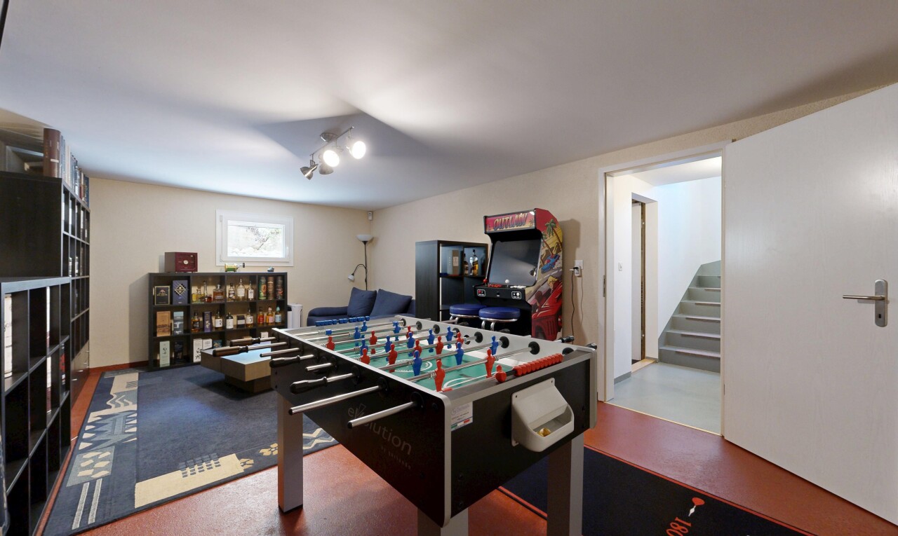 salon avec escaliers, lumière naturelle, cloison sèche, drywall, et inside property
