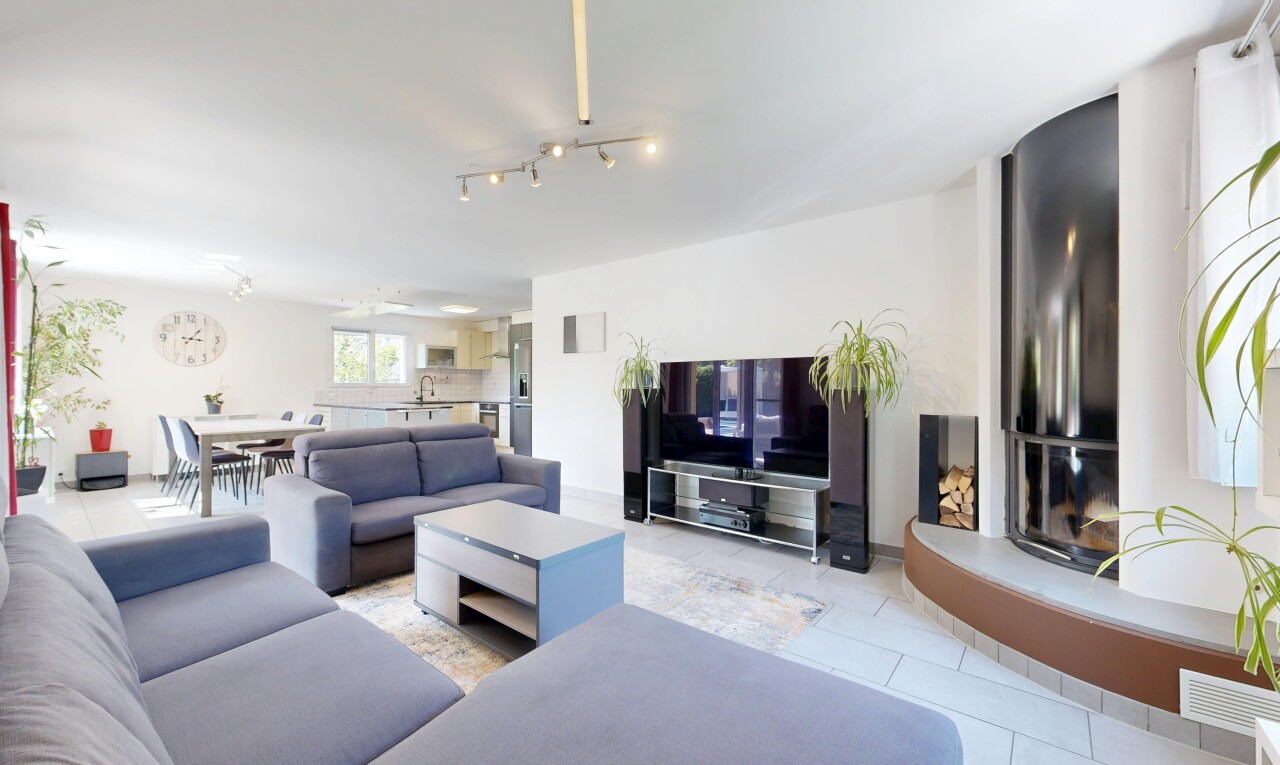 salon / salle à manger avec éclairage sur rail, drywall, cloison sèche, télévision, et tile floor