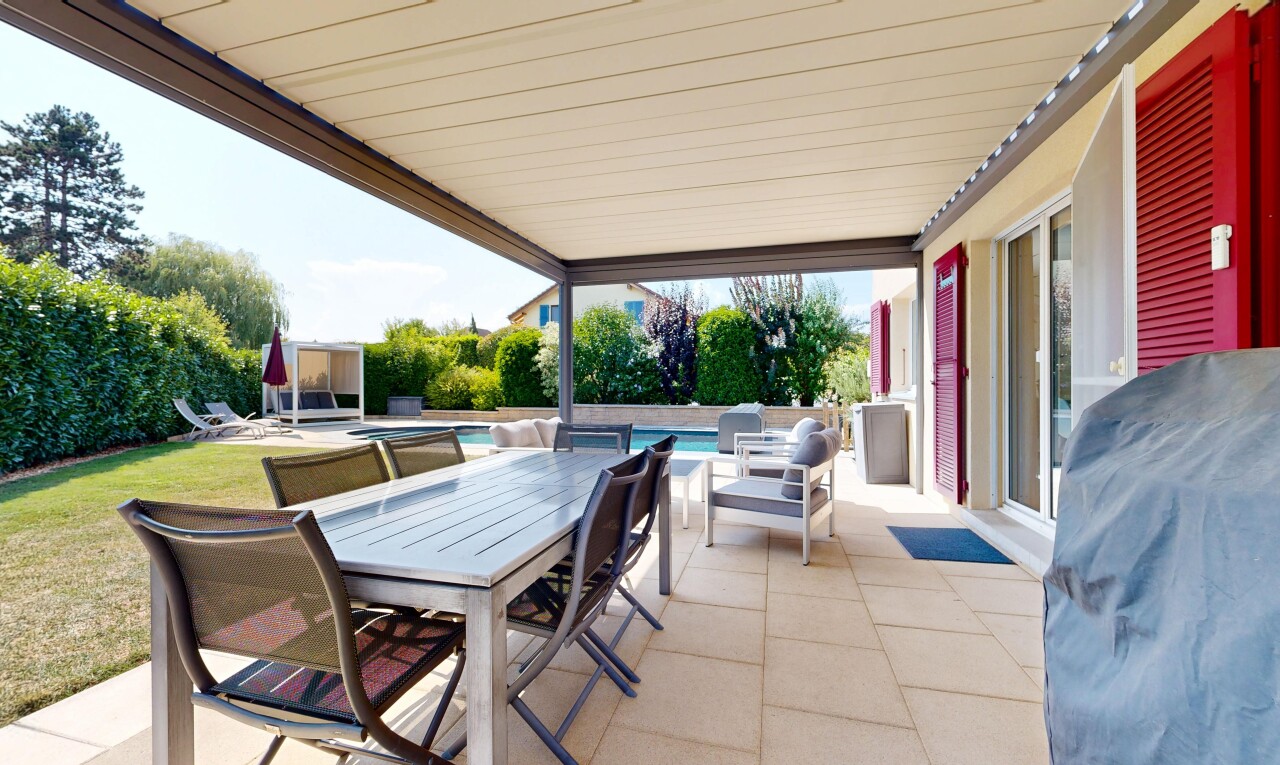 terrasse avec coin repas extérieur, terrasse, piscine, day time, et from property