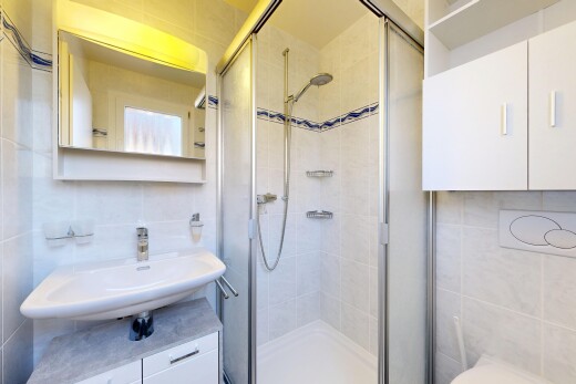 salle de bains avec tile wall, mur en carrelage, miroir, salle de bain complète, et douche