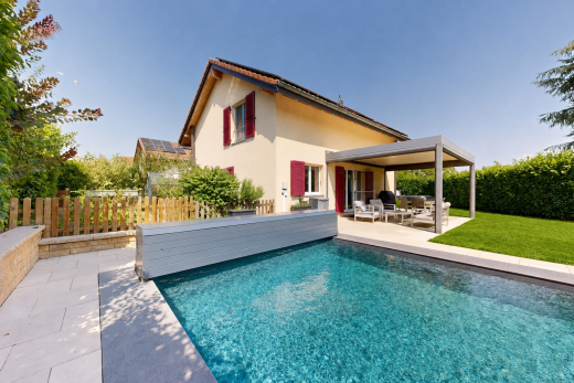 piscine avec piscine, from property, clôture, terrasse, et espace de vie extérieur