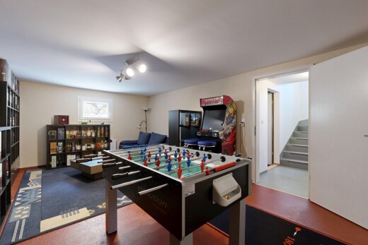 salon avec escaliers, lumière naturelle, cloison sèche, drywall, et inside property